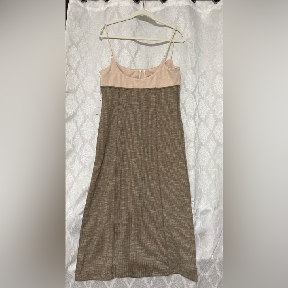Song of Style Two-Tone Gillian Midi Dress In Taupe - Picture 6 of 11